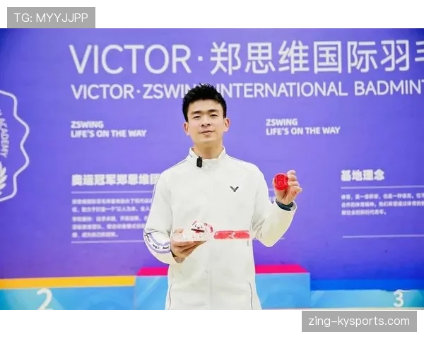 郑思维家的冰箱里塞满了能量胶,连饮料都按训练时段分装 郑思维家的冰箱里塞满了能量胶,连饮料都按训练时段分装
